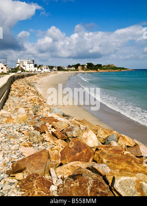 La longue plage d'or à Primel Tregastel sur la côte nord du Finistère, Bretagne, France, Europe