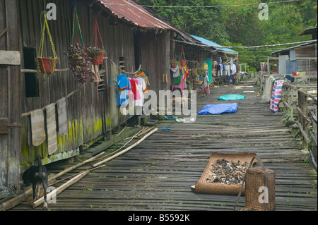 La terrasse ouverte à un traditionnel tribal Iban longhouse près de Kapit le long de la rivière Sarawak Malaisie Rejang Banque D'Images