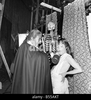 Jack Brentley et Patricia Clapton sur l'ensemble de nouveau film 'Le Club' Hellfire à Pinewood Studio. Juin 1960 M4446-002 Banque D'Images