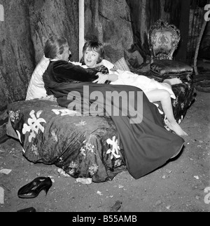 Jack Brentley et Patricia Clapton sur l'ensemble de nouveau film 'Le Club' Hellfire à Pinewood Studio. Juin 1960 M4446 Banque D'Images