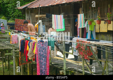 Terrasse ouverte à un traditionnel tribal Iban longhouse près de Kapit le long de la rivière Sarawak Malaisie Rejang Banque D'Images