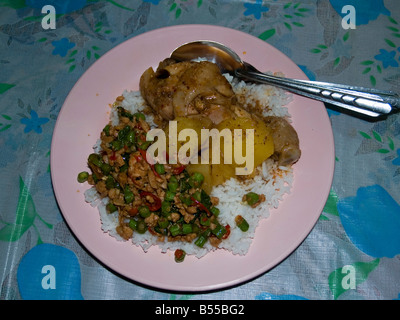 Poulet au curry mussaman gai et basilic poulet servi à Bangkok en Thaïlande Banque D'Images