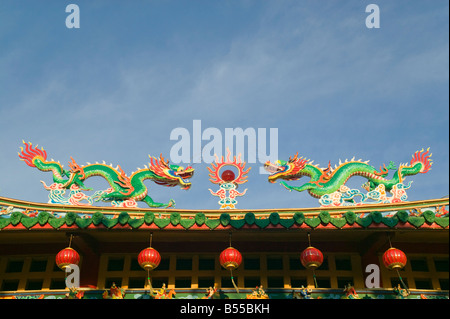 Dragons sur le toit d'un Tua Pek Kong temple Taoïste chinois de Miri Sarawak Malaisie Banque D'Images