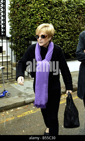 Présentatrice TV Anne Robinson laissant sa maison ce matin sur son chemin à Pinewood studio s au film le maillon game show il a été annoncé aujourd'hui qu'Anne s'était séparé de son mari John Penrose Banque D'Images