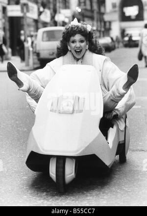 Bonnie Langford assis dans un Sinclair C5 sur la route avec ses pieds de haut en forme de v Bonnie met la Sinclair C5 à l'épreuve après qu'il a été donné au CANCER RESEARCH CAMPAIGN MSI Dbase Banque D'Images