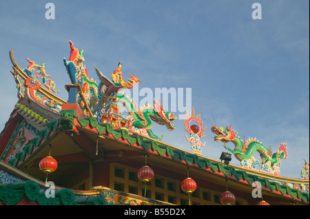 Décoration sur le toit d'un Tua Pek Kong temple Taoïste chinois de Miri Sarawak Malaisie Banque D'Images