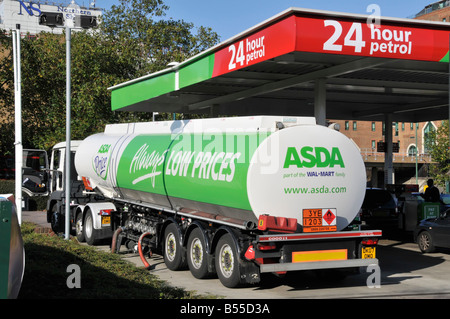 Supermarché Asda 24h/24 station de remplissage essence camion camion poids lourds articulés et camion-citerne de livraison déchargement au parvis Crossharbour London UK Banque D'Images