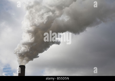 La fumée s'élevant à vapeur à partir de la cheminée de l'usine de betterave à sucre Angleterre Suffolk Bury St Edmunds Banque D'Images