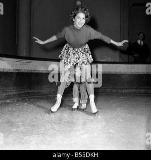 Les enfants : le jeu. En dépit du temps froid à l'extérieur de la patinoire, Queensway, Bayswater c'était bondé avec les patineurs et les apprenants. Parmi les participants était de 5 ans Linda Seelig de Dulwich - Andrea Bourne de Willesden âgés de 5 qui essayaient leurs pieds sur la glace avec l'aide de Sandra Lieberman âgés de 16 de Cricklewood qui est un expert skater et est toujours prêt à tendre la main ou de la jambe, dans ce cas, pour toute personne qui est désireuse d'apprendre à patiner. Novembre 1953 D6799 Banque D'Images