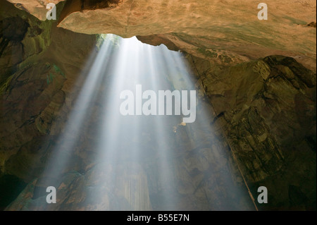 Verser la lumière dans la grande cave à travers un trou d'évier dans son Parc National de l'INAH toit nr Miri Sarawak Malaisie Banque D'Images