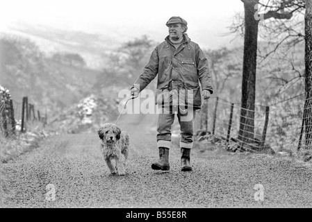 Chiens animaux : il est délabré à la recherche... mais aimable. Il en coûtait quelques shillings quand il était une petite boule de laine. Mais pour le pensionné Selena Greenwood il vaut chaque centime de la £300 elle a passé sur lui au cours des 2 ans 1/2. BobbyÖyou pourrait l'appeler un vieux English Sheepdog a passé les 2 ans 1/2 la vivant jusqu'à l'extérieur de la maison ...avec traitement de 5 étoiles à un embarquement chenil parce que sa maîtresse n'avait pas de maison pour qu'après elle est sortie de l'hôpital. Bobby est désormais en cours de réhabilitation pour bientôt lui et son propriétaire sera de nouveau ensemble quand elle reçoit un accueil de ses propres. Décembre 1969 Z12024-005 Banque D'Images