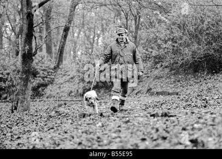 Chiens animaux : il est délabré à la recherche... mais aimable. Il en coûtait quelques shillings quand il était une petite boule de laine. Mais pour le pensionné Selena Greenwood il vaut chaque centime de la £300 elle a passé sur lui au cours des 2 ans 1/2. BobbyÖyou pourrait l'appeler un vieux English Sheepdog a passé les 2 ans 1/2 la vivant jusqu'à l'extérieur de la maison ...avec traitement de 5 étoiles à un embarquement chenil parce que sa maîtresse n'avait pas de maison pour qu'après elle est sortie de l'hôpital. Bobby est désormais en cours de réhabilitation pour bientôt lui et son propriétaire sera de nouveau ensemble quand elle reçoit un accueil de ses propres. Décembre 1969 Z12024-011 Banque D'Images