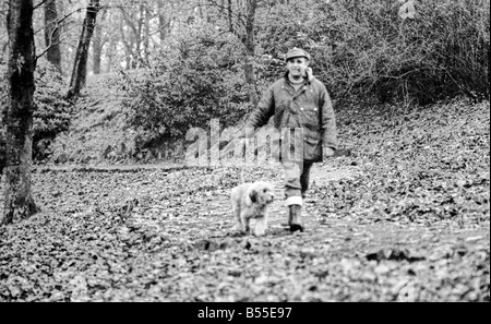 Chiens animaux : il est délabré à la recherche... mais aimable. Il en coûtait quelques shillings quand il était une petite boule de laine. Mais pour le pensionné Selena Greenwood il vaut chaque centime de la £300 elle a passé sur lui au cours des 2 ans 1/2. BobbyÖyou pourrait l'appeler un vieux English Sheepdog a passé les 2 ans 1/2 la vivant jusqu'à l'extérieur de la maison ...avec traitement de 5 étoiles à un embarquement chenil parce que sa maîtresse n'avait pas de maison pour qu'après elle est sortie de l'hôpital. Bobby est désormais en cours de réhabilitation pour bientôt lui et son propriétaire sera de nouveau ensemble quand elle reçoit un accueil de ses propres. Décembre 1969 Z12024-012 Banque D'Images