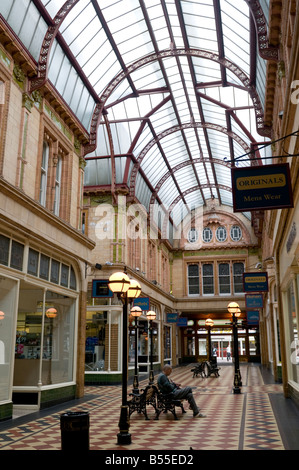 L'ère victorienne intérieur arcade Miller Centre-ville de Preston Lancashire England UK sur le modèle Burlington Arcade à Londres Banque D'Images