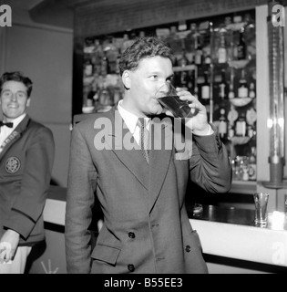 Butlins Billy seul hôtel venture, l'Océan Hôtel à Brighton, abrité cette semaine 19 de miel et 1 licence était juste réparer un cœur brisé. L'homme de savourer un verre de bière. Décembre 1953 D7481 Banque D'Images