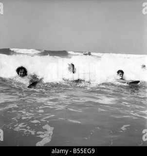 Les femmes body-board dans les vagues à Newquay Juin 1960 M4303 Banque D'Images