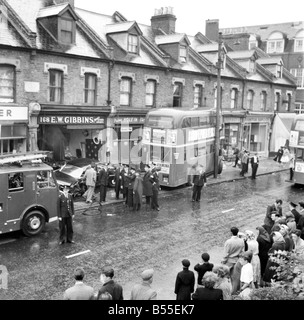 London Transport fonctionnaires inspecter les dommages à la suite d'un accident à Green Street, Upton Park. ont 2 voitures et un autobus ont été impliqués Banque D'Images