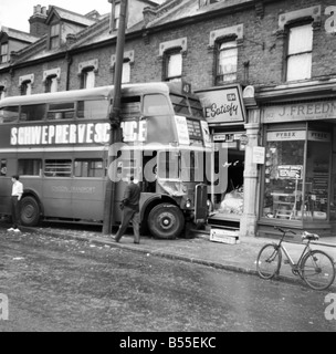 London Transport fonctionnaires inspecter les dommages à la suite d'un accident à Green Street, Upton Park. ont 2 voitures et un autobus ont été impliqués Banque D'Images