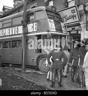 London Transport fonctionnaires inspecter les dommages à la suite d'un accident à Green Street, Upton Park. ont 2 voitures et un autobus ont été impliqués Banque D'Images