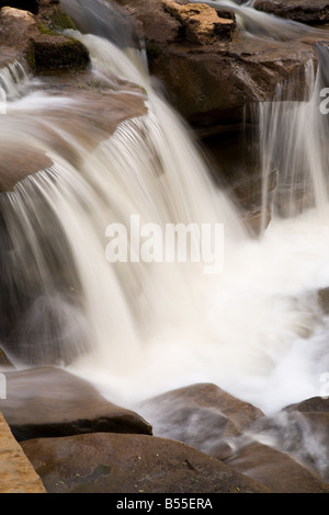 River Swale tumbling sur les roches à force de Wath Wain à Keld dans le Yorkshire Dales Banque D'Images