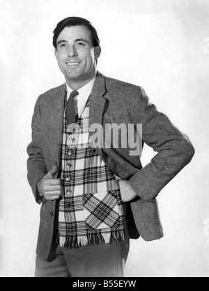 Peter Anthony modèle portant sur une veste de costume gilet tartan, chemise et cravate se tient avec la main sur les hanches. ;Février 1961;P008753 Banque D'Images