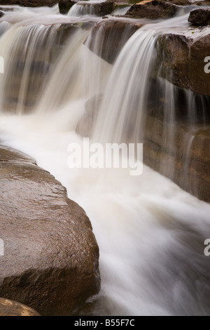 River Swale tumbling sur les roches à force de Wath Wain à Keld dans le Yorkshire Dales Banque D'Images