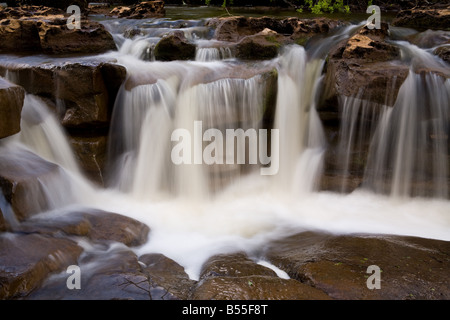 River Swale tumbling sur les roches à force de Wath Wain à Keld dans le Yorkshire Dales Banque D'Images