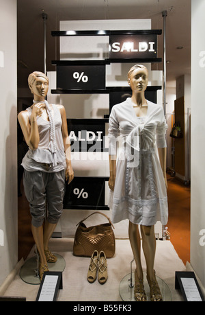 Mannequins de mode dans une vitrine la nuit, Venise, Vénétie, Italie Banque D'Images