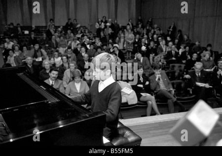 Le plus grand événement national dans le monde de jeunes pianistes pour deux ans, la finale du Concours National de Piano Junior 1969, parrainé par les Britanniques, les décideurs de piano a eu lieu à la Purcell Room du Royal Festival Hall ce matin. ;Le gagnant dans la section Junior, 9 ans Francis Rayner de Glamorgan photographié jouant un encore après avoir obtenu le premier prix. ;Décembre 1969 ; Z12142 Banque D'Images