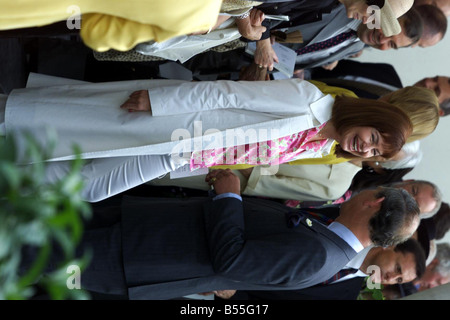 Le Prince Charles au Jardin Botanique National du Pays de Galles juillet 2000 qu'il a ouvert comme officiel Partron West Wales il partage une blague avec ITV fille météo Sian Lloyd Banque D'Images