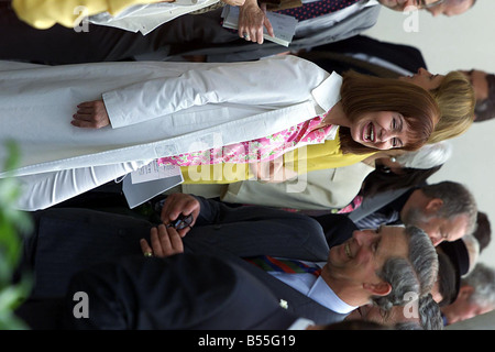 Le Prince Charles au Jardin Botanique National du Pays de Galles juillet 2000 qu'il a ouvert comme officiel Partron West Wales il partage une blague avec ITV fille météo Sian Lloyd Banque D'Images