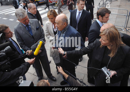 Mohammed Al Fayed arrive à la cour pour le troisième jour à l'enquête publique sur la mort de son fils Dodi et la Princesse Diana Banque D'Images