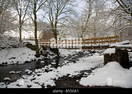 Passerelle et recouvert de neige Taf Fawr au-dessus du réservoir Llwyn on Banque D'Images