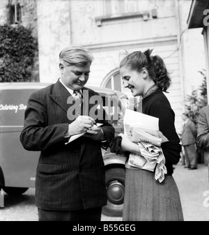 Conférence du Parti travailliste 1953 : 18 ans Birmingham shop assistant Maisie Airey recueille des manuscrits de - Nye Bevan et Mme Maisie Robens est membre de la Ligue de la jeunesse du parti en vacances. Septembre 1953 D5893-006 Banque D'Images