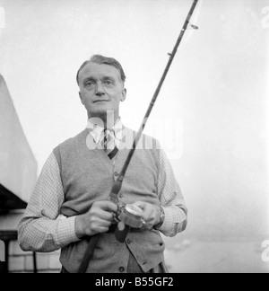 Sport : Pêche : Humour : Gentleman. M. E. Drury pour un pari en salle, une ligne du toit de l'Hôtel Savoy à la Tamise plus de 100 mètres. Octobre 1953 D6080-001 Banque D'Images