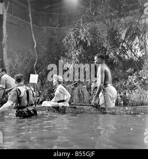 La séquence de tir Zambese rapids à Elstree étaient Jeanne Crain, Dana Andrews et Michael Mataka qui apparaissent tous dans l'Associated British - Marcel Hellman Technicolor photo 'Duel dans la jungle'. Novembre 1953 D6870-001 Banque D'Images