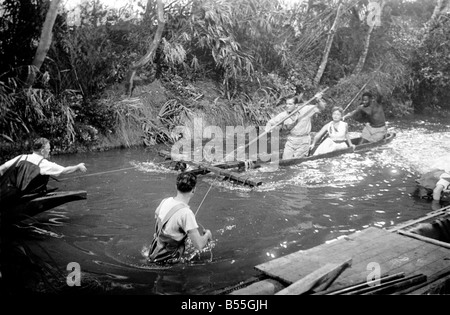 La séquence de tir Zambese rapids à Elstree étaient Jeanne Crain, Dana Andrews et Michael Mataka qui apparaissent tous dans l'Associated British - Marcel Hellman Technicolor photo 'Duel dans la jungle'. Novembre 1953 D6870-002 Banque D'Images