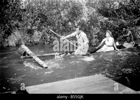 La séquence de tir Zambese rapids à Elstree étaient Jeanne Crain, Dana Andrews et Michael Mataka qui apparaissent tous dans l'Associated British - Marcel Hellman Technicolor photo 'Duel dans la jungle'. Novembre 1953 D6870-003 Banque D'Images