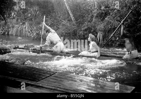 La séquence de tir Zambese rapids à Elstree étaient Jeanne Crain, Dana Andrews et Michael Mataka qui apparaissent tous dans l'Associated British - Marcel Hellman Technicolor photo 'Duel dans la jungle'. Novembre 1953 D6870-004 Banque D'Images