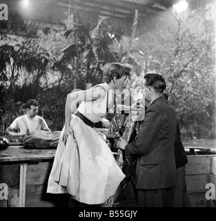 La séquence de tir Zambese rapids à Elstree étaient Jeanne Crain, Dana Andrews et Michael Mataka qui apparaissent tous dans l'Associated British - Marcel Hellman Technicolor photo 'Duel dans la jungle'. Novembre 1953 D6870 Banque D'Images