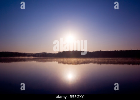 Le lever du soleil sur le lac Misty. Pologne, Mazurie. aRGB. Banque D'Images