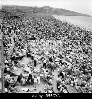 Maison de foules à Barry Island : Le fantastique appartement de foules qui ont pris d'assaut la plage de l'île de Barry pour Pentecôte par la mer. Juin 1960 M4298-003 Banque D'Images