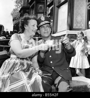 Norman Wisdom : le général Norman sagesse arrive dans sa ville natale pendant le tournage de scènes du film il y avait un grand ma Banque D'Images