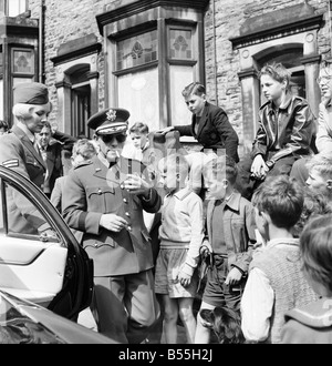 Norman Wisdom : le général Norman sagesse arrive dans sa ville natale pendant le tournage de scènes du film il y avait l'homme acrooked Banque D'Images