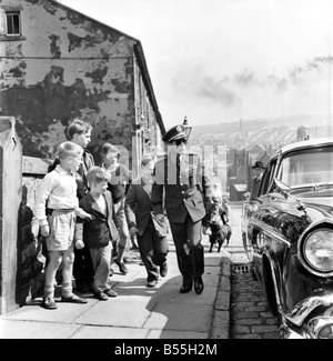 Norman Wisdom : le général Norman sagesse arrive dans sa ville natale pendant le tournage de scènes du film il y avait l'homme acrooked Banque D'Images