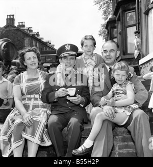 Norman Wisdom : le général Norman sagesse arrive dans sa ville natale pendant le tournage de scènes du film il y avait un grand ma Banque D'Images