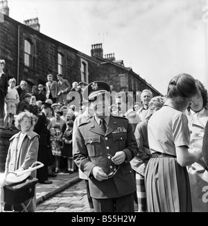 Norman Wisdom : le général Norman sagesse arrive dans sa ville natale pendant le tournage de scènes du film il y avait l'homme acrooked Banque D'Images