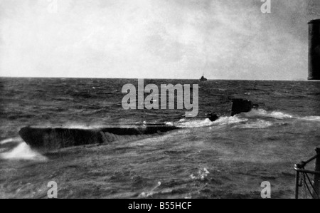 Bateau allemand U naufrage après une attaque de destroyers et de corvettes de la Gendarmerie royale sur l'escorte de convois dans l'Atlantique Nord Avril 1941 P012074 Banque D'Images