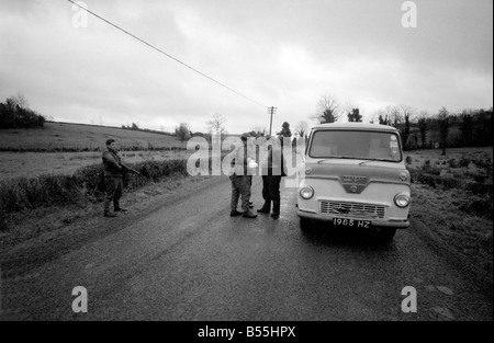 Ces patrouilles aux frontières sont pilotés par un détachement de 72 Squedron de la R.A.F., normalement basé à Odiham dans le Hampshire. En Ulster ils volent à partir de la base de la RAF à Aldegrove. Ils utilisent des hélicoptères Wessex pour les patrouilles, et également d'autres rôles à l'appui de l'armée, déménagement VIP's et des troupes, du courrier en cours, etc. P/O Wray et ses hommes recherchez le van, et aussi (13) un camion qui arrive alors que le barrage routier a été mis en place. Décembre 1969 Z11929-004 Banque D'Images