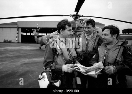 Ces patrouilles aux frontières sont pilotés par un détachement de 72 Squedron de la R.A.F., normalement basé à Odiham dans le Hampshire. En Ulster ils volent à partir de la base de la RAF à Aldegrove. Ils utilisent des hélicoptères Wessex pour les patrouilles, et également d'autres rôles à l'appui de l'armée, déménagement VIP's et des troupes, du courrier en cours, etc. l'examen de la zone à être patroled le mercredi matin (L à R), F/O Allan Hopper (Pilote), vol/Sgt. Mike Kinch (Crewman), F/O Clive Chandler (un autre pilote qui était aux commandes que navigator). Décembre 1969 Z11929-005 Banque D'Images